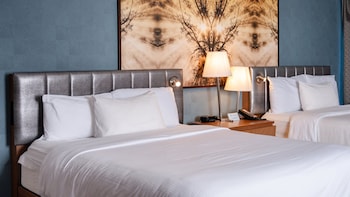 Premium Room, 2 Queen Beds (Ravine View, Living Area)