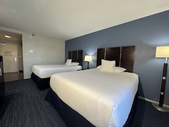 Deluxe, 2 Queen Beds, Balcony