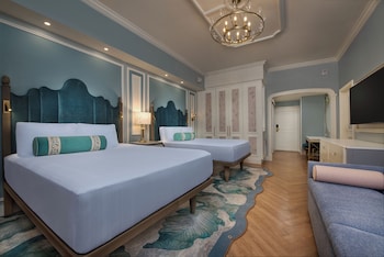 Theme Park View. Hearing accessible - visual alarms and notifications. 2 queen beds, 1 daybed.