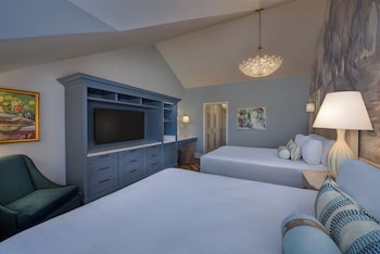 2 Bedroom Suite-Club Level Access. Hearing accessible - visual alarms and notifications. 1 king bed,