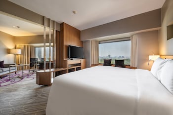 Deluxe Suite, 1 King Bed (Premium Deluxe Club)