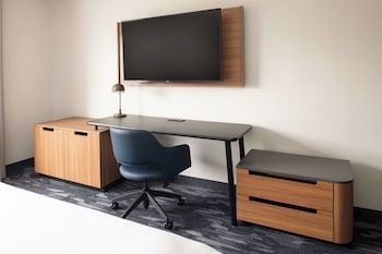 Room, 1 King Bed (Mobility/Hearing Access, Roll-In Shwr)