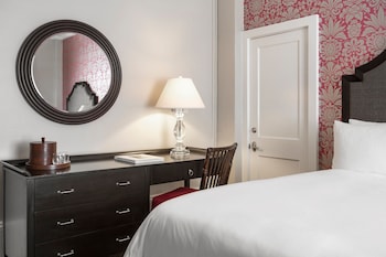 Historic Room 1 King, Resort View, Mobility/Hearing Accessible, Tub