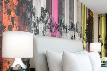 Room, 1 Queen Bed (Petite)