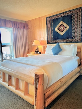Standard Room, 1 Queen Bed, Lake View (Balcony or Patio)