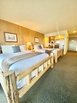 Deluxe Room, 2 Queen Beds, Kitchen, Lake View
