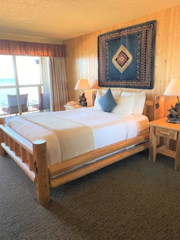 Standard Room, 1 Queen Bed, Lake View (Balcony or Patio)