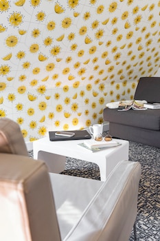 Suite, 1 Queen Bed (Living Area)
