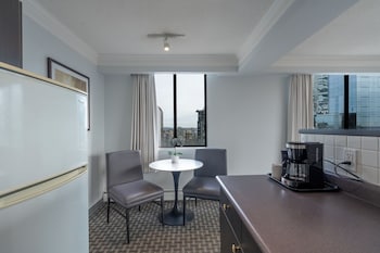 Premium Suite, 1 King Bed, Kitchen, Corner