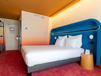 Classic Room, 1 Queen Bed with Sofa bed (Plus)