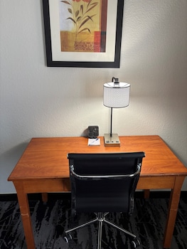 1 King Bed, Whirlpool Suite, Non-Smoking