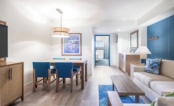 Suite, 2 Queen Beds, Accessible (Tub)