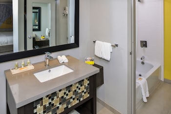 Standard Room, 1 King Bed, Accessible (Mobility, Accessible Tub)