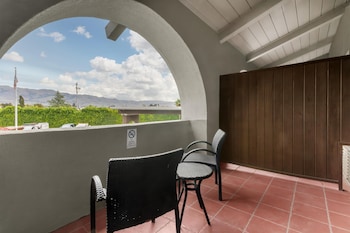 Standard Room, 1 King Bed, Non Smoking, Patio