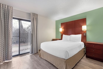 Studio, 1 Queen Bed, Non Smoking, Roll in Shower