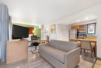 Studio, 1 Queen Bed, Non Smoking, Roll in Shower