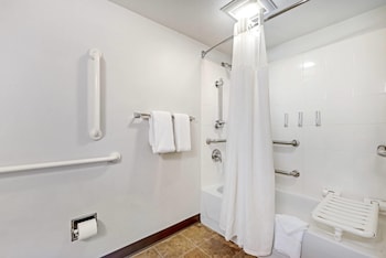 Studio, 1 Queen Bed, Non Smoking, Mobility Accessible Tub