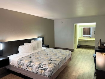 Standard Room, 1 King Bed, Accessible, Non Smoking
