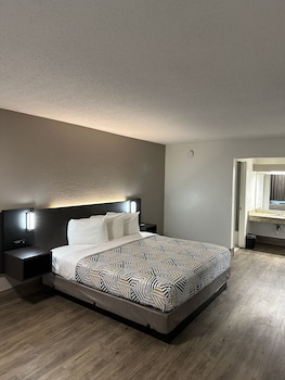 Standard Room, 1 King Bed, Accessible, Non Smoking