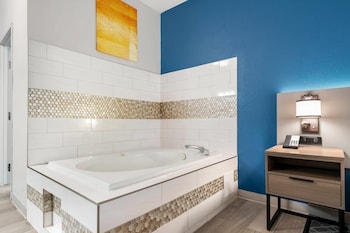 Room, 1 King Bed, Non Smoking (In-Room Whirlpool)
