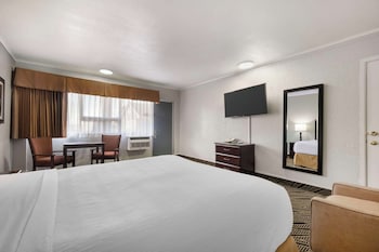Standard Room, 1 Queen Bed, Accessible, Bathtub