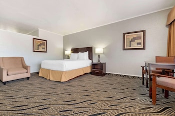 Standard Room, 1 Queen Bed, Accessible, Bathtub