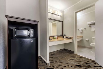 Standard Room, 2 Queen Beds, Non Smoking