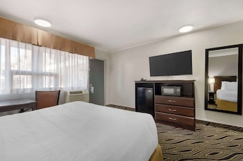 Standard Room, 2 Queen Beds, Accessible, Bathtub