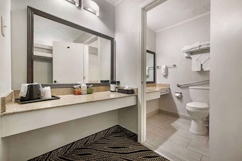 Standard Room, 1 Queen Bed, Accessible, Bathtub