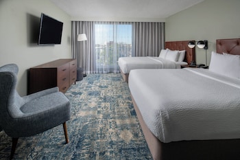 Suite, 1 Bedroom (Mobility/Hearing Access, Roll-In Shwr)