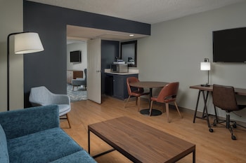 Suite, 1 Bedroom (Mobility/Hearing Access, Roll-In Shwr)
