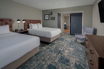 Suite, 1 Bedroom (Mobility/Hearing Access, Roll-In Shwr)
