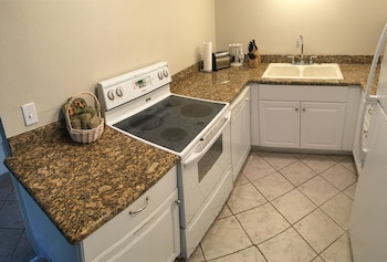 Superior Studio Suite, 1 King Bed with Sofa bed, Kitchen, Ground Floor