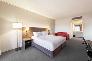 Premier Suite, 1 King Bed, Mountain View
