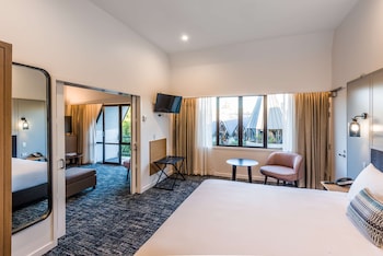 Suite, 1 King Bed, Non Smoking (Hagley)
