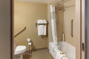 Standard Room, 2 Queen Beds, Accessible, Bathtub