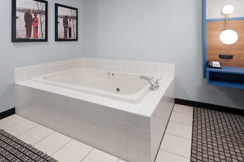 Deluxe Studio Suite, 1 King Bed, Non Smoking