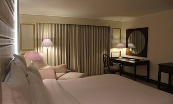 Executive Room, 1 King Bed, Smoking