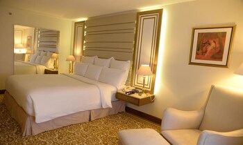 Deluxe Room, 1 King Bed, Smoking