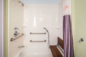 Room, 2 Queen Beds, Accessible, Bathtub (Mobility, Grab bars)