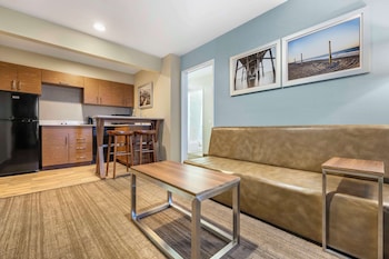Suite, Multiple Beds, Non Smoking, Kitchen (1st Fl;Pet Friendly;FWY Side, FK)