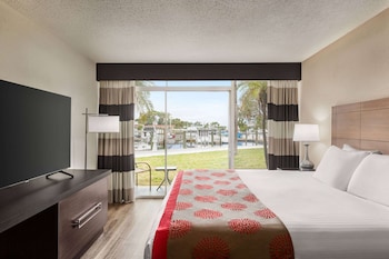 Room, 1 King Bed, Non Smoking (Patio/Balcony & Water View)