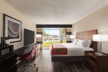 Room, 1 King Bed, Non Smoking (Patio/Balcony & Water View)