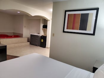 Suite, 1 King Bed, Non Smoking (One-Bedroom)