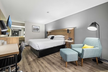 Standard Room, 1 King Bed, Accessible (Exterior Corridor)