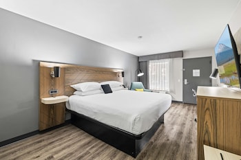 Standard Room, 1 King Bed, Accessible (Exterior Corridor)