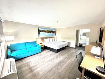 1 King Bed, Suite, Non-Smoking