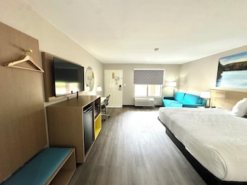 1 King Bed, Suite, Non-Smoking