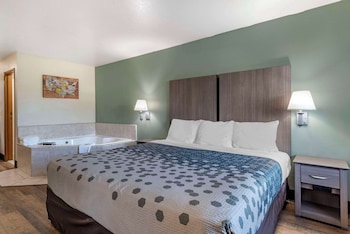 Suite, 1 King Bed, Non Smoking (Whirlpool)