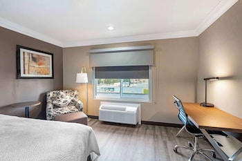 Executive Room, 2 Queen Beds, Non Smoking, Refrigerator & Microwave